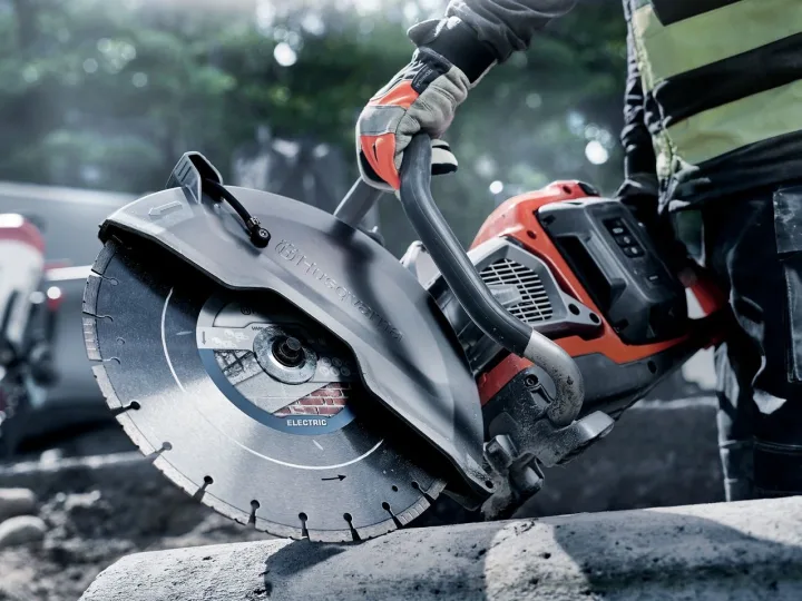 Ročni rezalnik Husqvarna pri rezanju betona